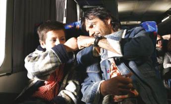 Still from the movie Bajo La Misma Luna.